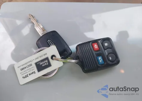 2006 Lincoln Town Car Designer Series из США, поврежденный, VIN 1LNHM83V56Y620801